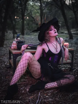 OnlyFans account  aalienwitchh header 2