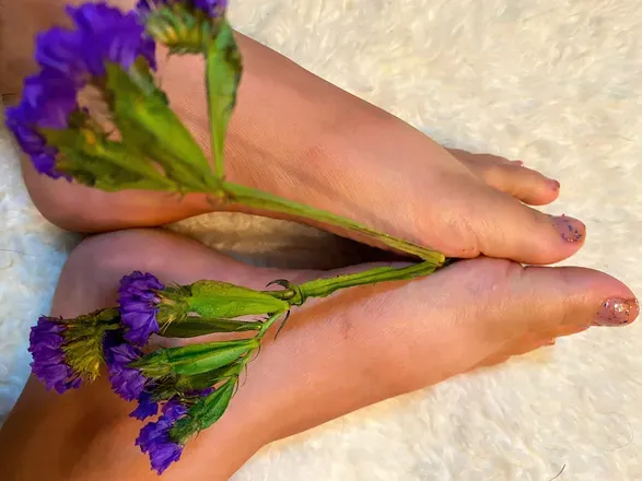 OnlyFans cuenta workingonherfeet header 2