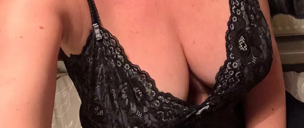 OnlyFans cuenta bustyblondmombshell header 2