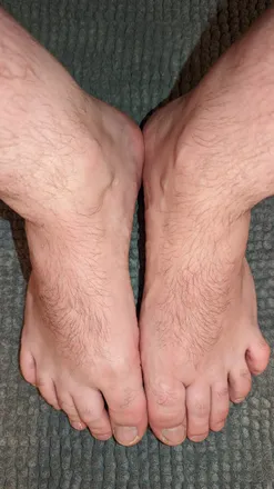 OnlyFans cuenta aussidadfeet header 2