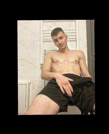 OnlyFans cuenta adrianyours69 header 2
