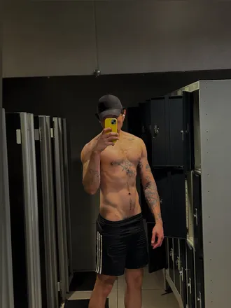 OnlyFans cuenta petrovalentin header 2