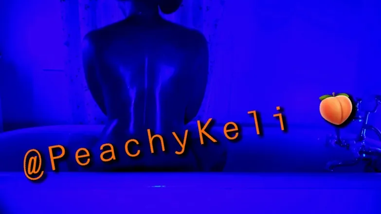 OnlyFans cuenta peachykeli header 2