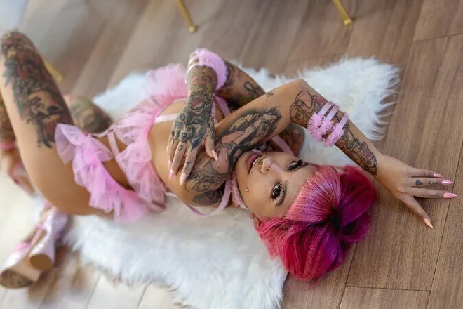 OnlyFans cuenta pinksuicide header 2