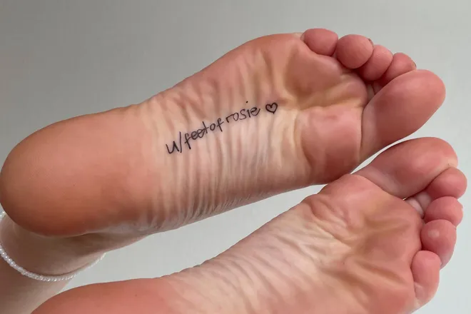 OnlyFans cuenta thefeetofrosie header 2