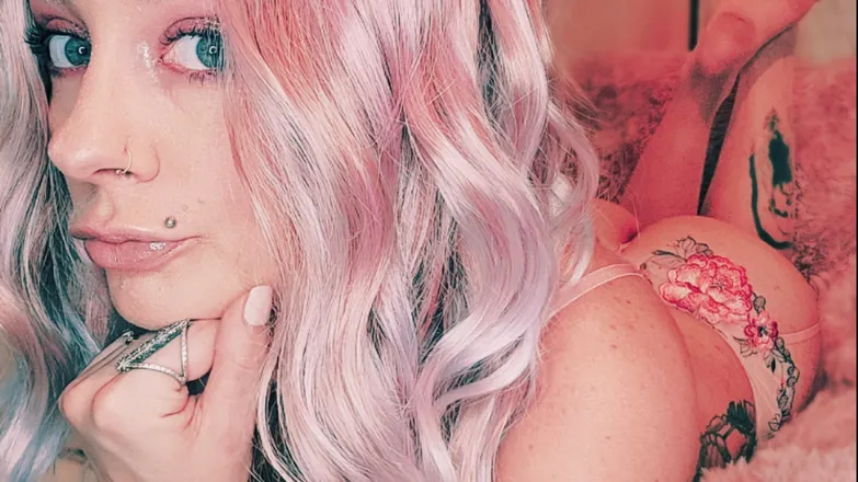 OnlyFans cuenta metal.chick.kelley header 2
