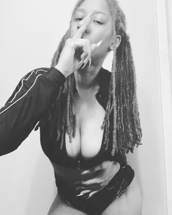 OnlyFans cuenta karmelreign header 2