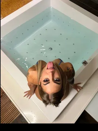 OnlyFans cuenta marikamilaniofficial header 2