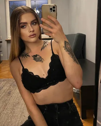 OnlyFans cuenta queenvictoriaa98 header 2