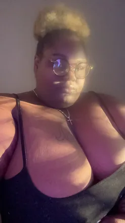 OnlyFans cuenta mamiaugust header 2