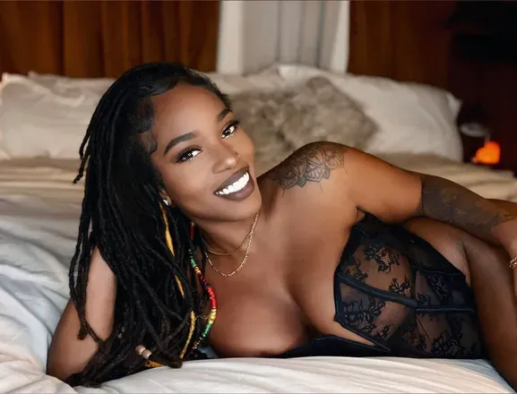 OnlyFans account  theeladysiren avatar 1