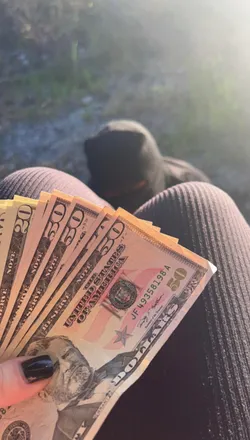 OnlyFans cuenta urmoneygoddess header 2