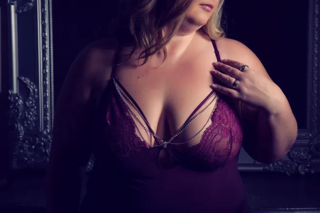 OnlyFans cuenta curves-r-in header 2