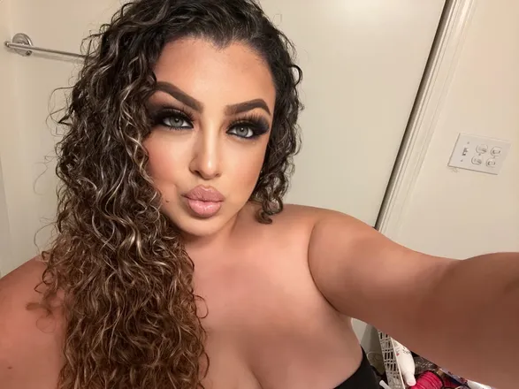 OnlyFans account  exoticgreeneyes header 2