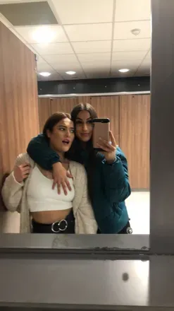 OnlyFans cuenta twogirlsonelaugh avatar 1