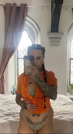 OnlyFans cuenta tattooed_brunette_x avatar 1