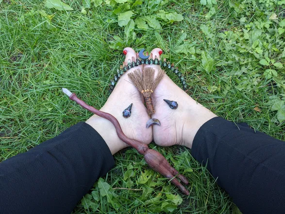 OnlyFans cuenta witchymomfeet header 2