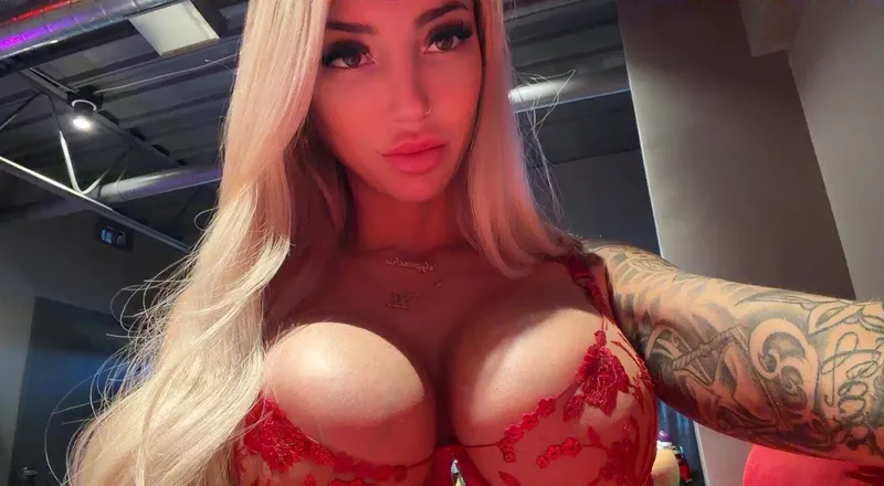 OnlyFans cuenta elypeachie_free header 2