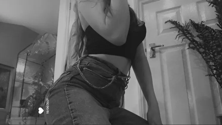 OnlyFans cuenta sneakapeachie header 2