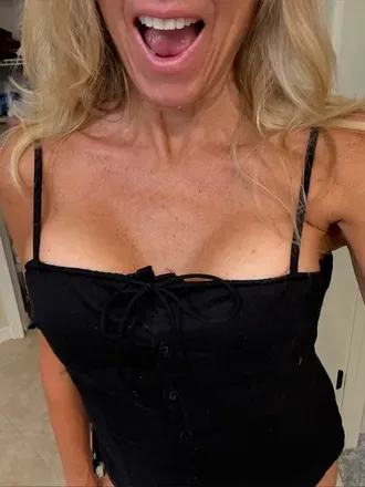 OnlyFans cuenta yourmommylu header 2