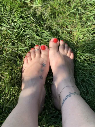 OnlyFans cuenta loveonmytootsies header 2