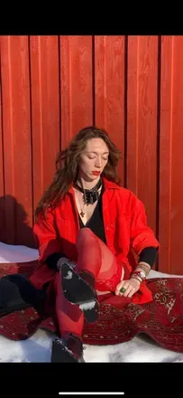 OnlyFans account  theredwoman avatar 1