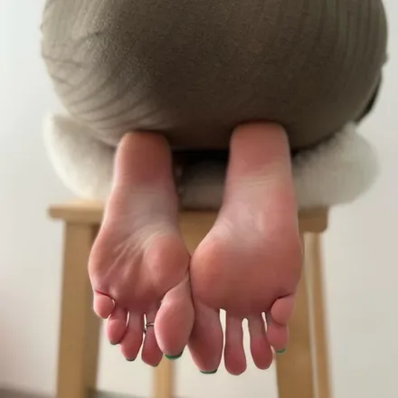 OnlyFans account  yennifrenchfeet header 2