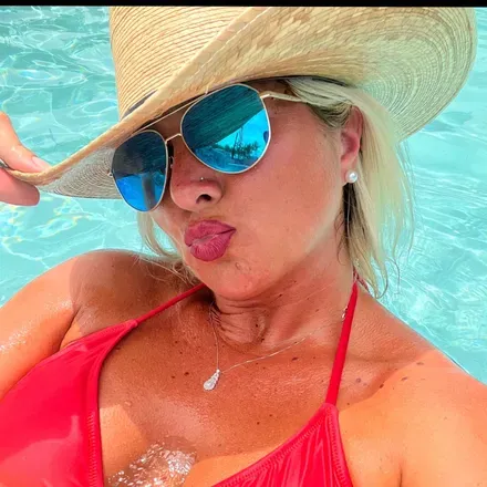 OnlyFans account  tanningkrissi094325 avatar 1