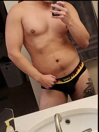 OnlyFans cuenta averagegaymer98 avatar 1