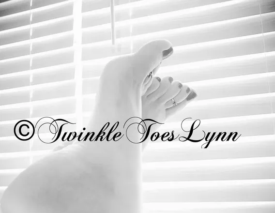 OnlyFans cuenta twinkletoeslynn header 2