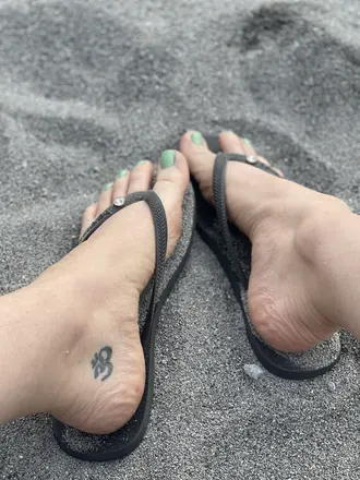 OnlyFans cuenta prettylittlefeetalyssa header 2