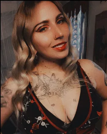 OnlyFans cuenta rosieraesnaughtyplay avatar 1