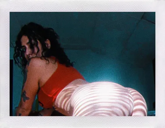 OnlyFans cuenta petite_polaroid header 2