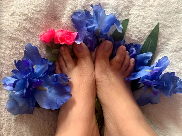 OnlyFans cuenta floweryfeetsies header 2