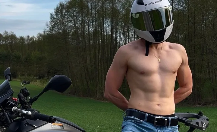 OnlyFans account  avi1208 header 2