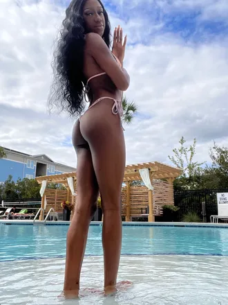 OnlyFans cuenta wholelotta_aries header 2