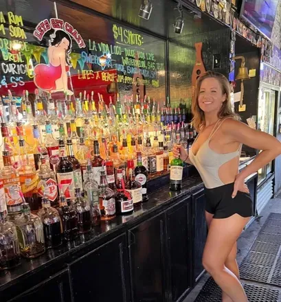 OnlyFans cuenta hotawkwardbartender header 2