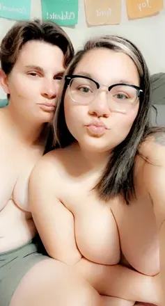OnlyFans cuenta lesbehonest19 header 2