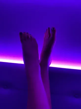 OnlyFans cuenta naughtyessexfeet header 2