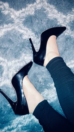 OnlyFans cuenta smallfeetbigass header 2