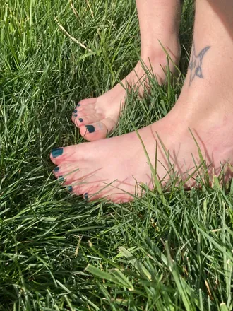 OnlyFans cuenta feetandweedandnature header 2