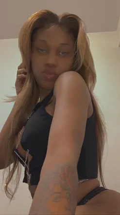 OnlyFans cuenta slimprettychichi header 2