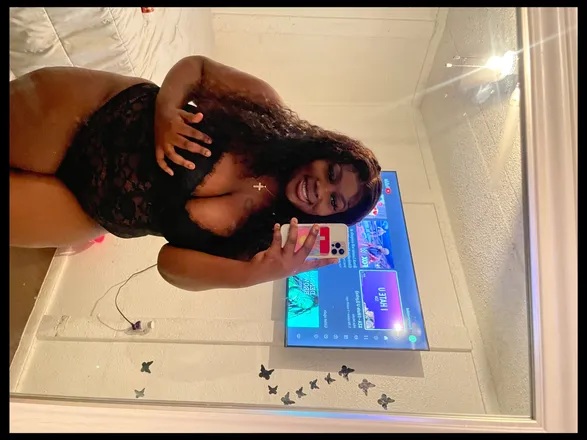 OnlyFans cuenta throatgoatchloe header 2
