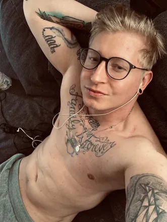 OnlyFans cuenta menfeetguy header 2