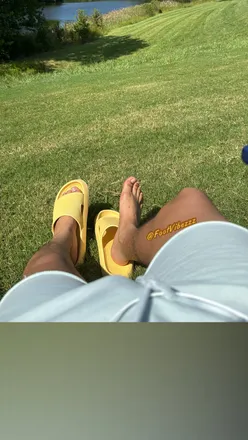 OnlyFans account  footvibezzz header 2