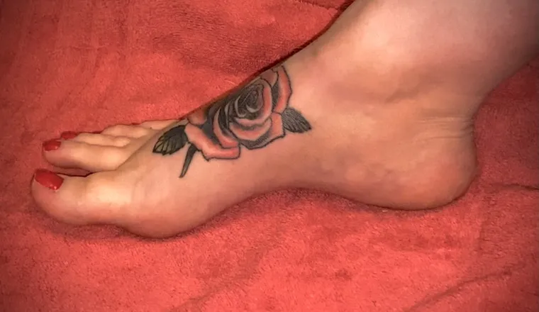 OnlyFans cuenta smallsexyfeetxo header 2