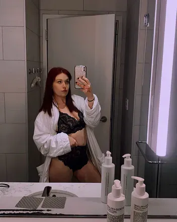 OnlyFans account  theburgundybrattxoxo header 2