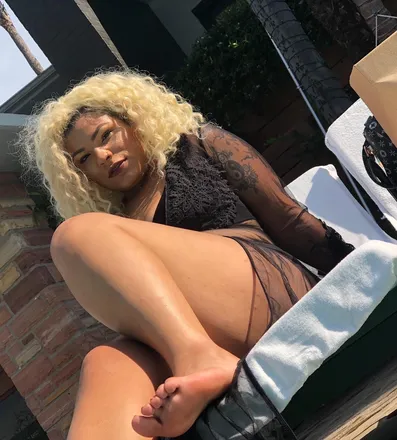 OnlyFans cuenta shesgotcakenow header 2