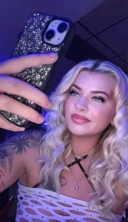 OnlyFans account  mirrannnda avatar 1