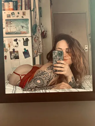 OnlyFans account  redqueenmaeve header 2